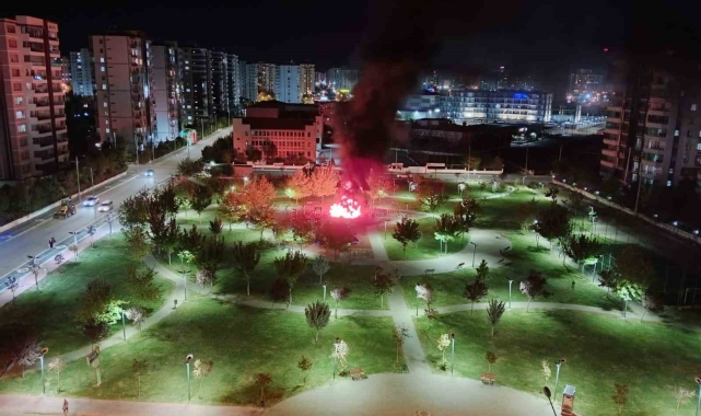Diyarbakır'da çocuk oyun parkı alevlere teslim oldu