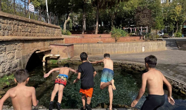 Diyarbakır'da çocuklar Anzele Suyu'na veda etti