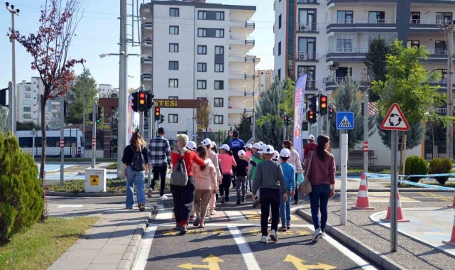 Diyarbakır'da çocuklar için trafik ve itfaiye güvenliği eğitimi düzenlendi