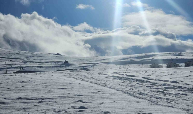 Drone ile havadan görüntülenen Dumlu köyü kar nedeniyle sessizliğe büründü