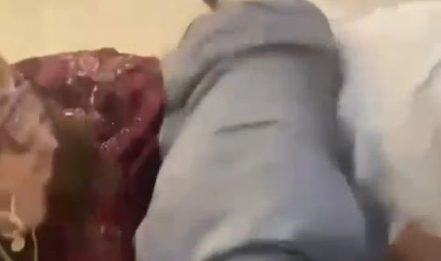 Düğünde çiçek kapma yarışına giren erkekler gelini yere düşürdü