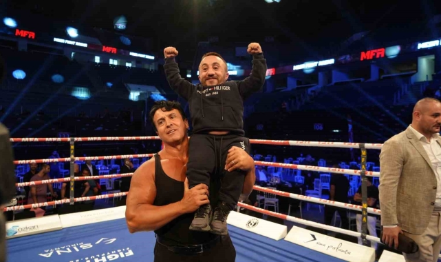 Dünyaca ünlü kick boks sporcuları, Sinan Erdem Spor Salonu'nda ringe çıktı