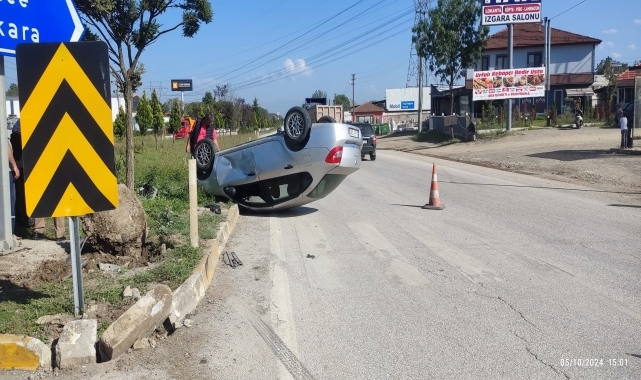 Düzce'de devrilen otomobilin sürücüsü yaralandı