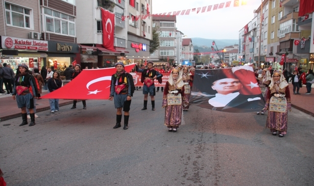 Düzce ve Zonguldak'ta Cumhuriyet'in 101. yılı dolayısıyla fener alayı düzenlendi