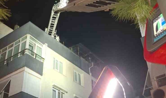 Edremit'te apartman sakinleri sabah yangınla uyandı