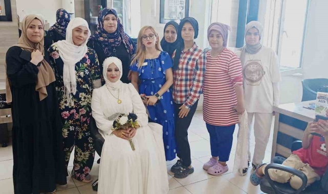 Eğitim alan kursiyerler maddi imkânı olmayan gelin adaylarını düğüne hazırlıyor