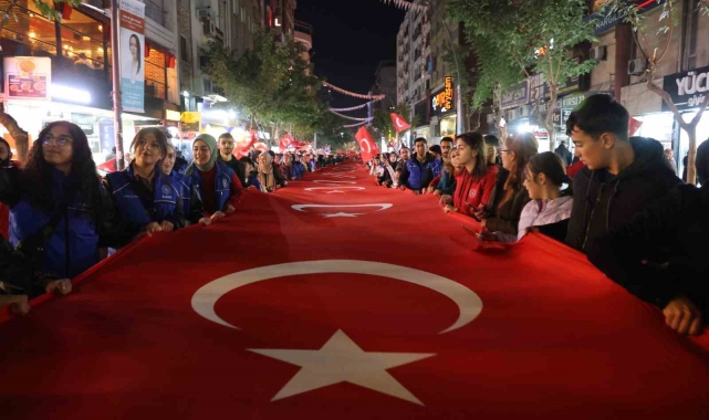 Elazığ'da fener alayı renkli görüntüler oluşturdu