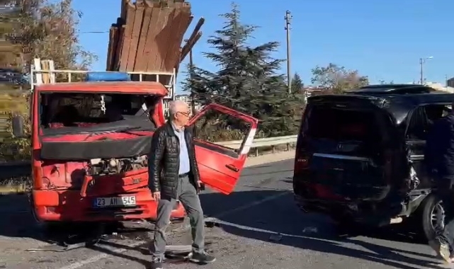 Elazığ'da minibüs ile pikap çarpıştı: 1 yaralı