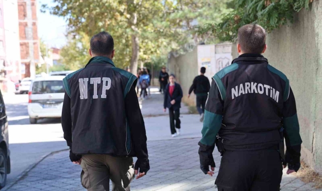 Elazığ'da polis, okul önlerinde kuş uçurtmuyor