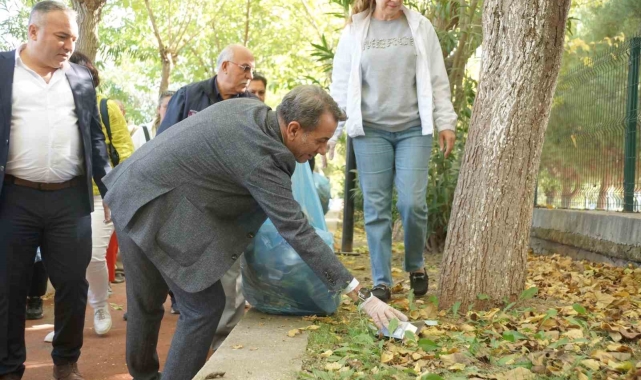 Eldivenleri giydi, çöp topladı, çevre temizliğine dikkat çekti