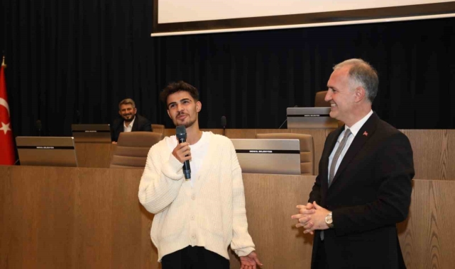 Elindeki çöpü cebine koyan genç ödüllendirildi