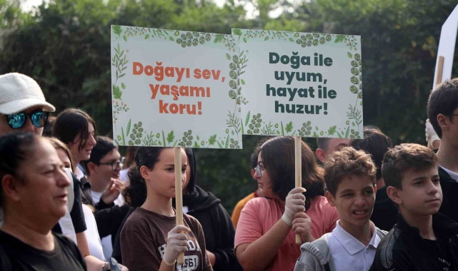 Ellerinde çöp ve pankartlarla Sapanca Gölü'nden çağrı yaptılar: "Doğanın varlığı tüm canlılar için elzemdir"