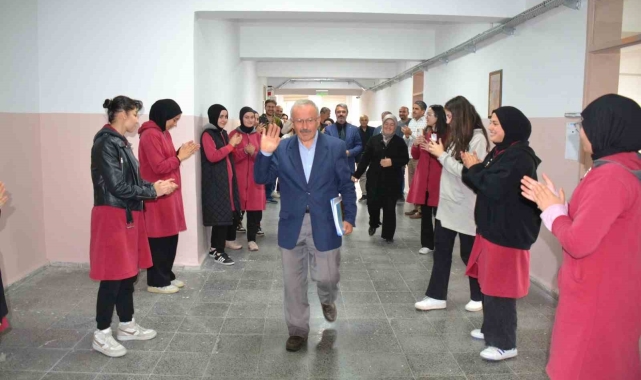 Emekli olan 40 yıllık öğretmene öğrencileri alkışlarla veda etti