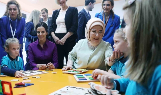 Emine Erdoğan, Belgrad'daki Türkiye Maarif Vakfı anaokulu öğrencileriyle bir araya geldi