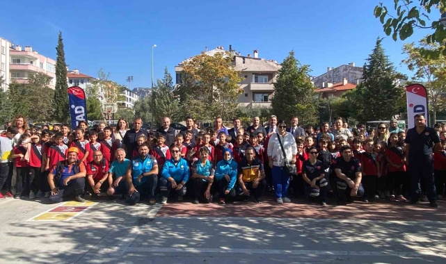 Emirbeyazıt İlkokulu'nda deprem tahliye tatbikatı gerçekleştirildi