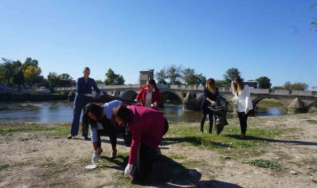 En yeni kıyafetleriyle, en özel günlerinde çöp topladılar