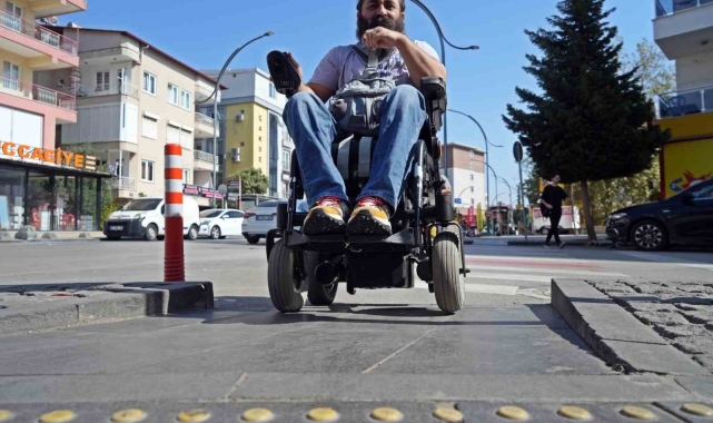 Engelli rampası önüne park edilen araca zarar veren engelli adam: "Bu benim tekerlekli sandalyem değil, ayağım"