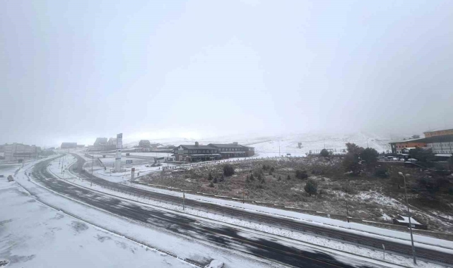 Erciyes'te kar yağışı sürüyor