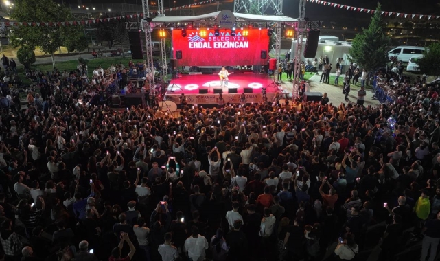 Erdal Erzincan konseri büyük ilgi gördü