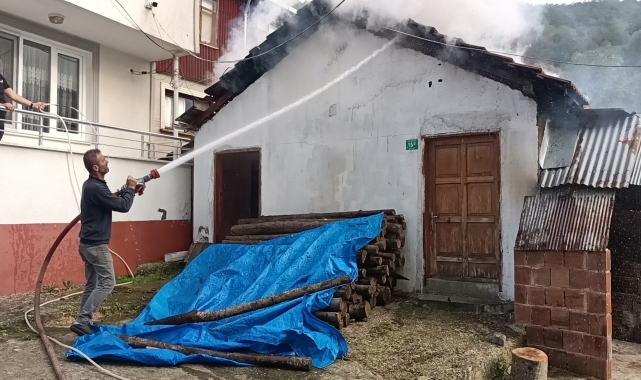Erfelek'te odun deposunda çıkan yangın söndürüldü