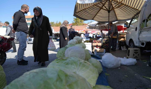Erzincan'da turşuluk ve yemeklik lahanalar tezgahta yerini aldı