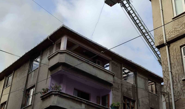 Esenler'de tadilat yapılan çatı alevlere teslim oldu: O anlar kamerada
