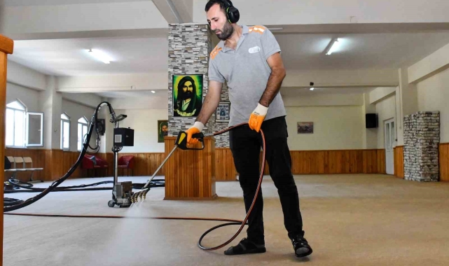 Esenyurt Belediyesi ibadethaneleri dip köşe temizliyor