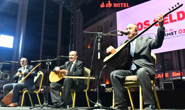 Esenyurt Kardeş Kültürler Festivali'nde aşıklar sahne aldı