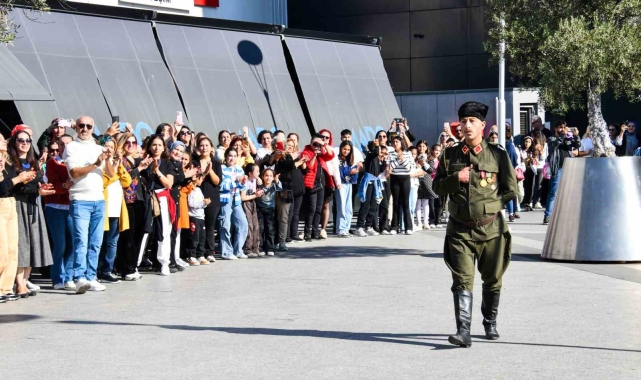 Esenyurt'ta 400 kişi Cumhuriyet'in 101. yılını zeybek oynayarak kutladı