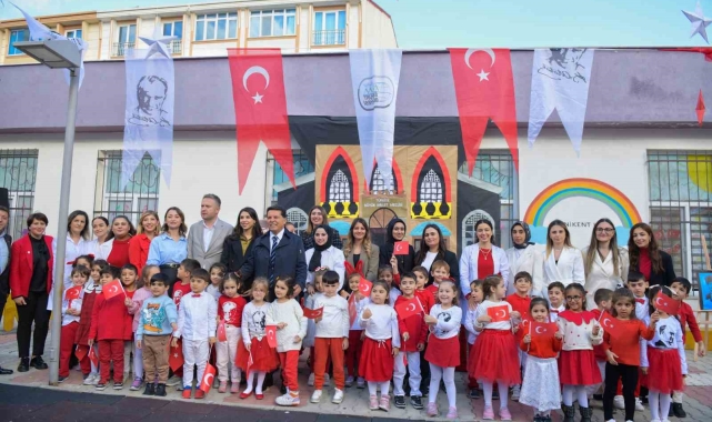 Esenyurt'ta minik eller Cumhuriyet'i çizdi