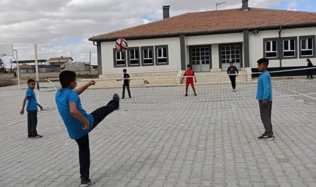 Eskil'deki okullarda ayak tenisi müsabakaları başladı