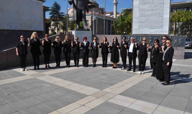 Eskişehirli kadın muhtarlar bir araya gelerek "Kadına ve çocuğa şiddete hayır" dedi