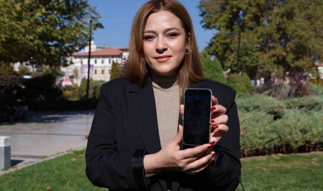 Evcil kuş gibi gelip eline kondu, izleyenler hayret etti
