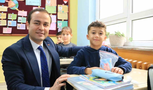 Evdeki eşyaların depreme karşı sabitlendiği kapıdaki çıkartmadan anlaşılacak