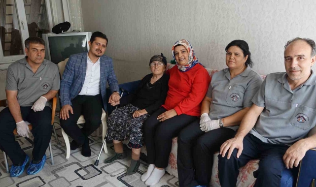 Evlerini temizledikleri yaşlılara moral verip hayır dualarını alıyorlar