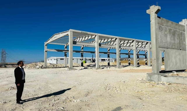 Fabrika inşaatları inceleniyor