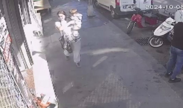 Fatih'te kadın hırsız kucağındaki bebekle iş yerine girdi, kask çaldı: O anlar kameraya yansıdı