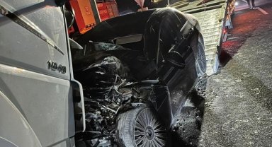 Feci kaza kamerada: Ters şeritten ilerleyen otomobil tırla böyle çarpıştı