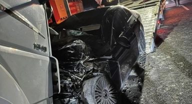 Feci kaza kamerada: Ters şeritten ilerleyen otomobil tırla böyle çarpıştı