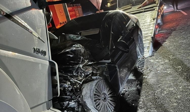 Feci kaza kamerada: Ters şeritten ilerleyen otomobil tırla böyle çarpıştı