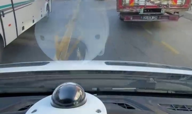 Fermuar sistemi ile ambulansa yol verildiği anlar kamerada