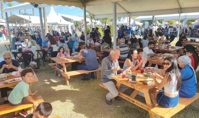 Festivalin en minik ziyaretçisi Adana kebabı ile avutuldu