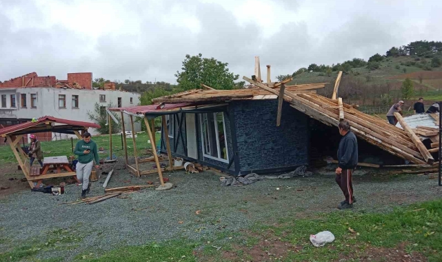 Fırtınanın uçurduğu çatı başka bir evin üzerine düştü