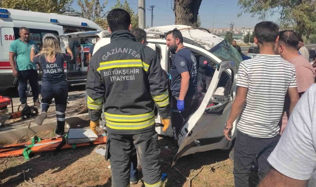 Gaziantep'te kontrolden çıkan araç ağaca çarparak durabildi: 2 yaralı