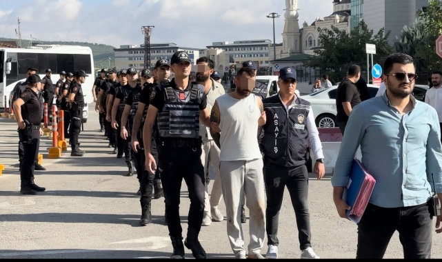 Gaziantep'te uzun namlulu silahlarla husumetlilerini tehdit eden şahıslar adliyede