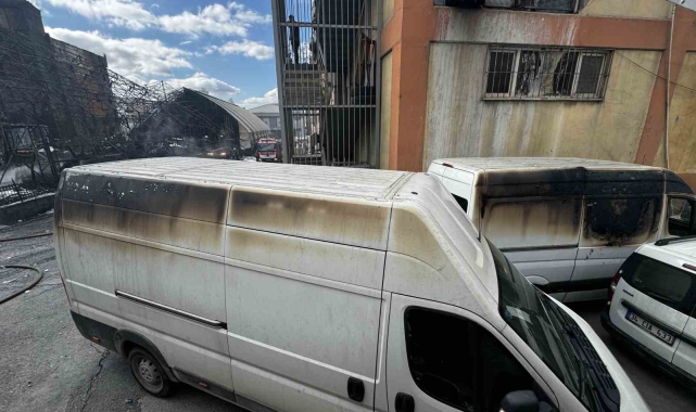 Gaziosmanpaşa'da halı sahadan iş hanına sıçrayan yangın söndürüldü