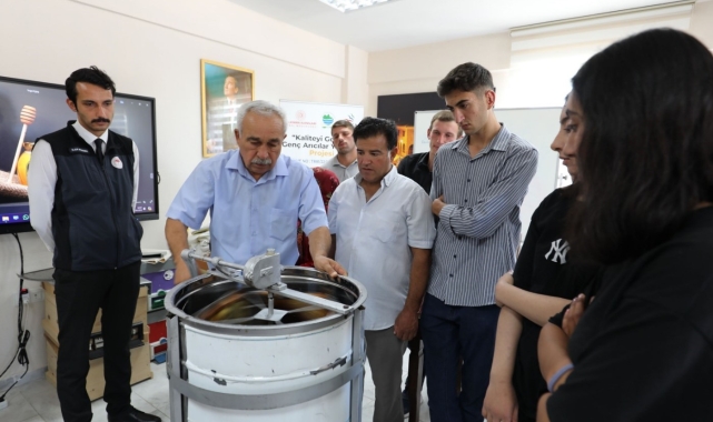 Gençler arıcılıkla istihdama katılıyor