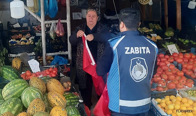 Gerze'de vatandaşlara Türk bayrağı dağıtıldı
