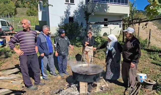 Giresun'un Kulakkaya Yaylası'nda geleneksel armut pekmezi yapımı başladı