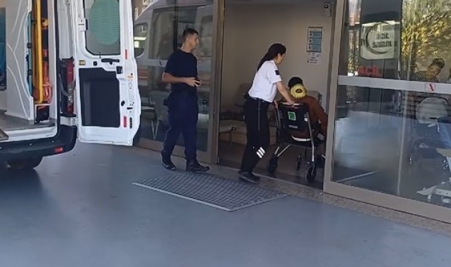 Göçmen teknesi kayalıklara çarptı: 4 yaralı